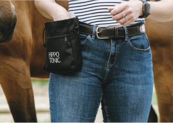 cavalier mettant sa main dans une pochette à friandise hippotonic